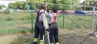 2022 - Pomáháme ve stanovém městečku v Praze - Troji - U hasičů se hodí síla i rozum. Stavíme pomocný plot.