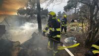 2023 - 🚨 Výjezd 3/2023 - Požár chatky (12.1.2023) - Náš hasič vzadu se připravuje na zásah (Foto HZS Praha)