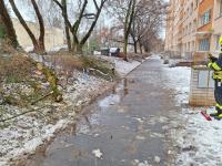 2023 - 🚨 V�jezd 118/2023 - Technick� pomoc (23.12.2023) - T�k� sn�h zlomil strom p�ed vchodem do domu